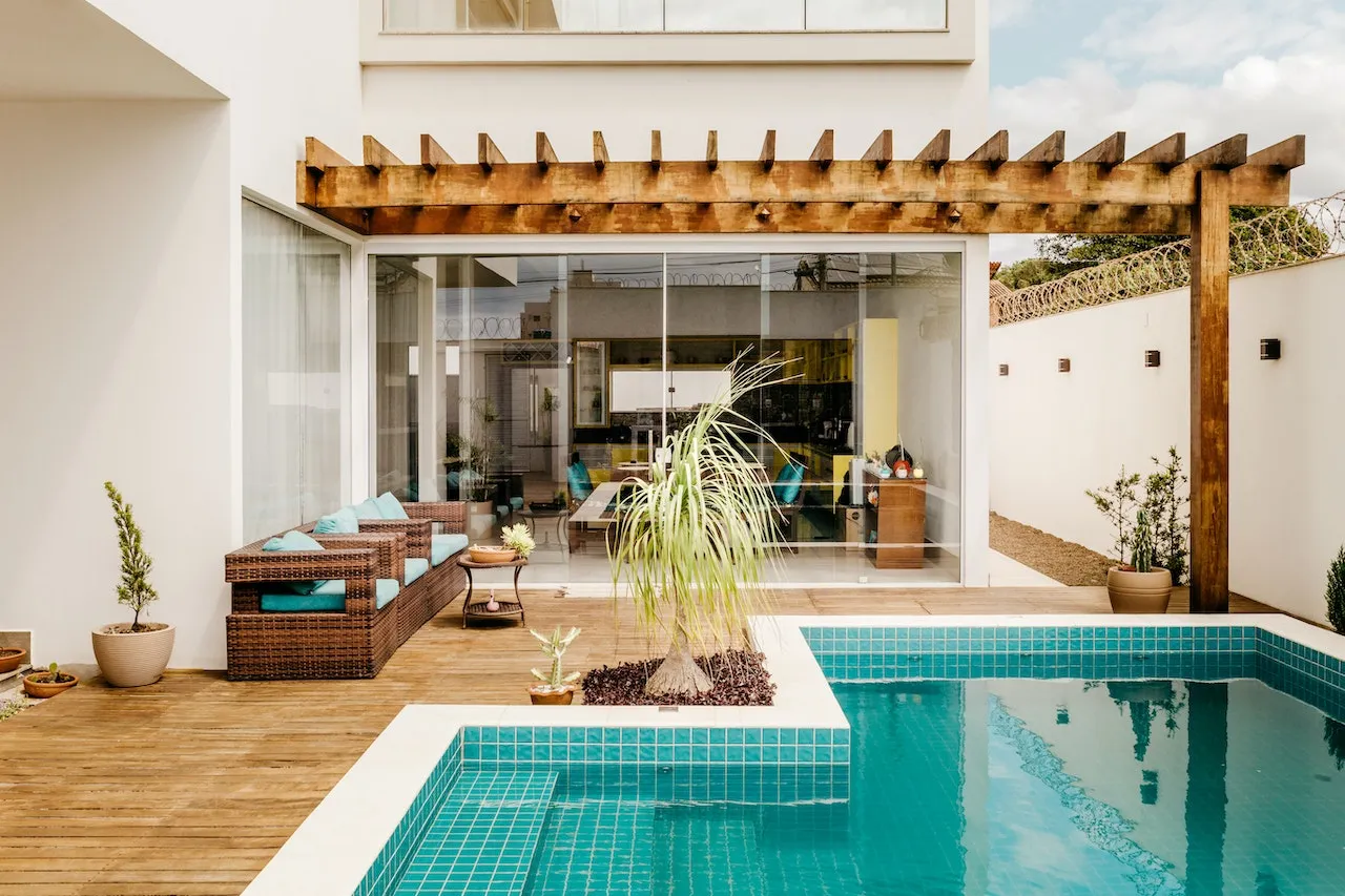 How Much Does It Cost to Build a Pool in Florida, and What Materials Do You Need?